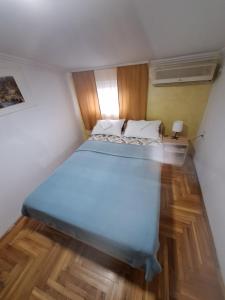 un dormitorio con una cama grande en una habitación en Rooms3, en Beograd