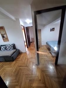 Habitación con cama, sofá y espejo. en Rooms3, en Beograd