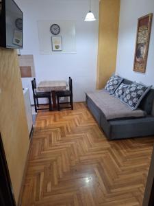 una sala de estar con un sofá y una mesa en Rooms3, en Beograd 3 fotos más