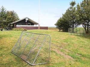 een metalen doel in het gras voor een huis bij 6 person holiday home in Højslev-By Traum in Bøstrup +29 foto's