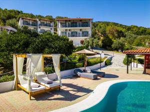 ein Resort mit einem Swimmingpool und einem Gebäude in der Unterkunft Skiathos Country Studios in Skiathos-Stadt