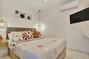 een slaapkamer met een bed met een teddybeer erop bij Vaneymar Home in San Miguel de Abona