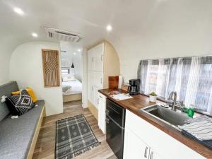 Kuchyň nebo kuchyňský kout v ubytování Colorado Caravan Experience: Airstream Adventure Under the Stars in Grand Junction + 2 fotografie