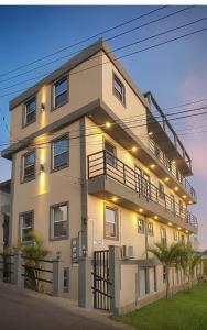 a large white building with lights on it at Lovely 2 bedroom in the city in Saint Georgeʼs