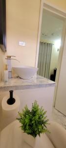 Ένα μπάνιο στο Lovely 2 bedroom in the city +9 φωτογραφίες