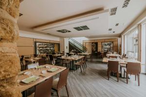 ein Esszimmer mit Holztischen und Stühlen in der Unterkunft Hotel Arrope in Haro