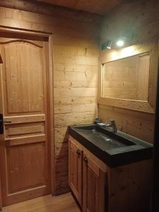 Φωτογραφία από το άλμπουμ του GITE COSY "LE CLAIRBIER" AVEC CHEMINEE ET JACUZZI à St Laurent en Grandvaux σε Saint-Laurent-en-Grandvaux