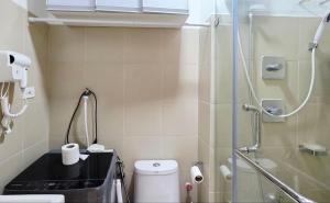 Et badeværelse på Luxe Vintage with Best View MallofAsia Airport