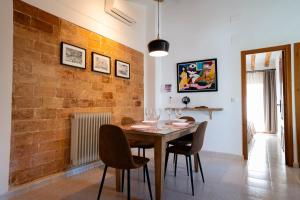 ein Esszimmer mit einem Holztisch und Stühlen in der Unterkunft LA MUNTANYA - Apartamentos Rural Guadalest in Benimantell