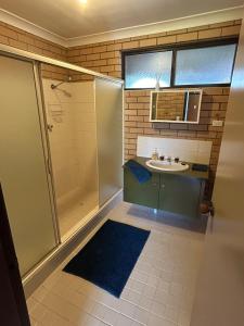 ein Badezimmer mit Dusche und Waschbecken in der Unterkunft Salt & Sand Stay in Singleton