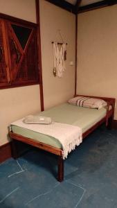 ein Schlafzimmer mit zwei Betten in einem Zimmer in der Unterkunft Cabana Candeia in Palmeiras + 4 Fotos