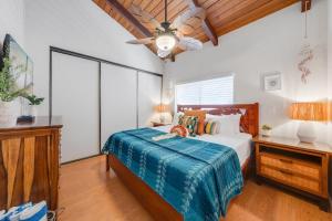 基黑Kihei Alii Kai C405 · KAK C405 Updated 2BD Condo Across Beach w的一间卧室，里面有一张床和一个吊扇 更多43张照片