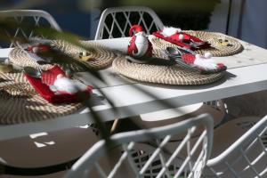 een tafel met wat schoenen van de Kerstman erop bij Vaneymar Home in San Miguel de Abona