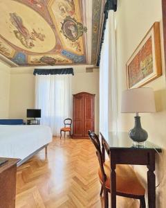una camera da letto con un letto e un tavolo con una lampada di Cimabue 9 a Firenze