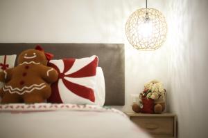 een slaapkamer met een bed met een teddybeer erop bij Vaneymar Home in San Miguel de Abona +13 foto's