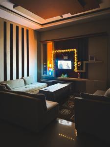 uma sala de estar com um sofá e uma TV em Room 1 at Villa Restu 5, King Room, Private Bath em Paragajen