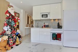 een keuken met een kerstboom en witte kasten bij Vaneymar Home in San Miguel de Abona