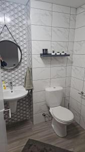 een badkamer met toilet en wastafel bij Seaside Charm in Bloubergstrand