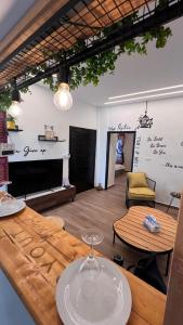 una stanza con un tavolo con un bicchiere di vino sopra di Byout Beirut G4 a Beirut