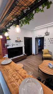 una stanza con un tavolo con due bicchieri di vino sopra di Byout Beirut G4 a Beirut Altre 28 foto