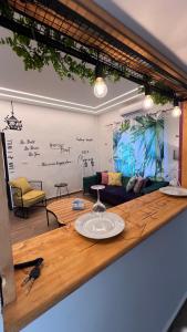 un tavolo con un piatto in soggiorno di Byout Beirut G4 a Beirut
