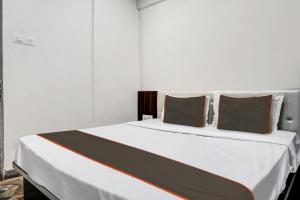 Una cama blanca grande con dos almohadas encima. en Collection O Aachal Hotel & Lodging, en Phūrsungi