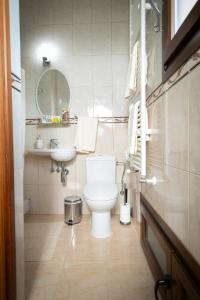 een badkamer met een wit toilet en een wastafel bij Dea Aureum Apartment Limassol in Limassol