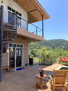 Nespecifikovaný výhled na hory nebo výhled na hory při pohledu z vily