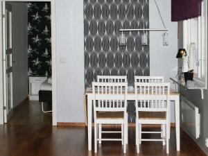 een eetkamer met een witte tafel en stoelen bij 4 person holiday home in HÅCKSVIK-By Traum in Håcksvik +14 foto's