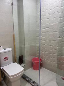 ein Badezimmer mit Toilette und Glasdusche in der Unterkunft Appartement laimoun in Anfa + 27 Fotos