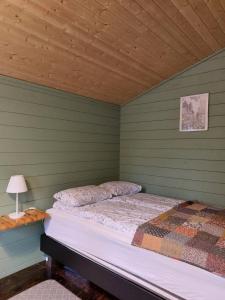 Ένα ή περισσότερα κρεβάτια σε δωμάτιο στο Bakkakot 3 Cozy Cabin In The Woods