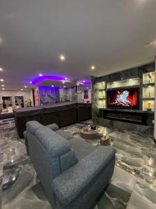 a living room with a couch and a fireplace at Vegas Spa in Limay