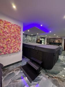 a bar in a kitchen with a painting on the wall at Vegas Spa in Limay +18 photos