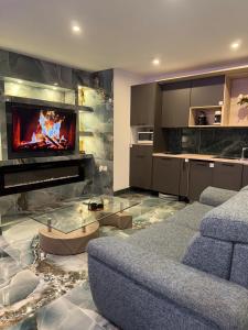 a living room with a couch and a fireplace at Vegas Spa in Limay