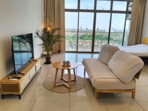 Μια τηλεόραση ή/και κέντρο ψυχαγωγίας στο 026 Palazio Apartment Muji House Mount Austin Wifi Netflix