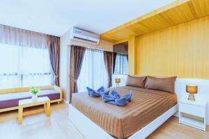 Un pat sau paturi într-o cameră la First Hua Hin Condo - Hin Nam +65 fotografii