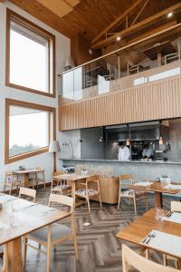 ein Restaurant mit Tischen und ein Koch in der Küche in der Unterkunft Wyndham Residences Aqkol in Aqköl