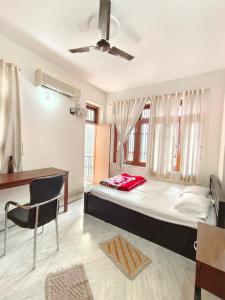 Voodi või voodid majutusasutuse Luxury-Vibe Room With Attached Washroom & Balcony toas