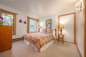 Ένα ή περισσότερα κρεβάτια σε δωμάτιο στο RMR: Rendezvous A3 Condo in Teton Village +8 φωτογραφίες