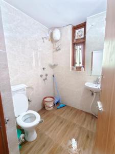 Vannituba majutusasutuses Luxury-Vibe Room With Attached Washroom & Balcony