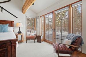 Un dormitorio con una cama y una puerta de cristal. en RMR: Teton View Cabin Home in WilsonWY, en Wilson