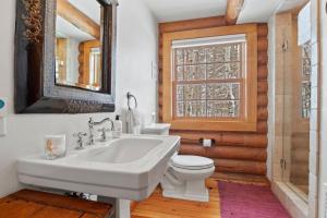 Un baño con un lavabo blanco y un inodoro. en RMR: Teton View Cabin Home in WilsonWY, en Wilson 25 fotos más