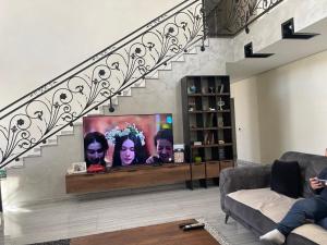 コソフスカ・ミトロビツァにあるLuxury Homeの壁に薄型テレビが取り付けられたリビングルーム