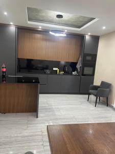 コソフスカ・ミトロビツァにあるLuxury Homeのキッチン(カウンター、椅子付) +1枚の写真