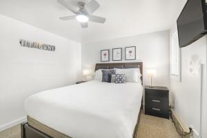 Ένα ή περισσότερα κρεβάτια σε δωμάτιο στο RMR: Tensleep B4 Condo in Teton Village