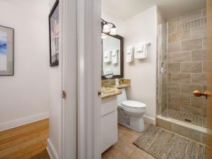 Un baño con inodoro y ducha en RMR: Sleeping Indian West 4 Condo in Teton Village, en Teton Village 13 fotos más