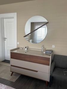 コソフスカ・ミトロビツァにあるLuxury Homeの洗面台と鏡のあるバスルーム