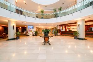 eine Lobby mit einem Tisch mit Pflanzen darin in der Unterkunft Bodrum Holiday Resort & Spa in Bodrum City + 147 Fotos