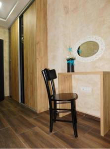 a black chair in a room with a mirror at Apartman broj 19 in Banja Koviljača