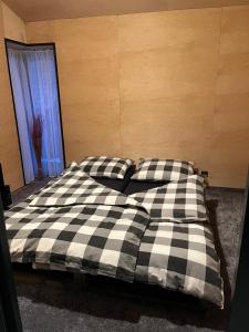 Ένα ή περισσότερα κρεβάτια σε δωμάτιο στο Víkendový dom pod Sidorovom